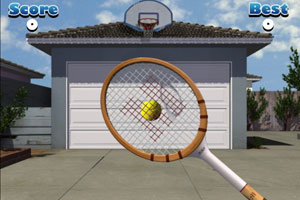 车库门前玩网球